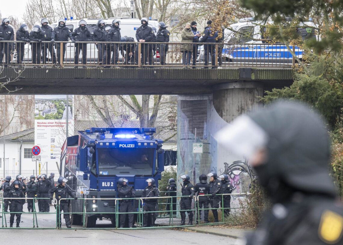 29 November 2025, Hesse, Gieen: Police officers block a street near the founding meeting of the new AfD youth organization. Several thousand demonstrators protested against the founding of a new AfD youth organization on Saturday. Its predecessor, Junge Boris Roessler/dpa