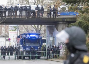 29 November 2025, Hesse, Gieen: Police officers block a street near the founding meeting of the new AfD youth organization. Several thousand demonstrators protested against the founding of a new AfD youth organization on Saturday. Its predecessor, Junge Boris Roessler/dpa