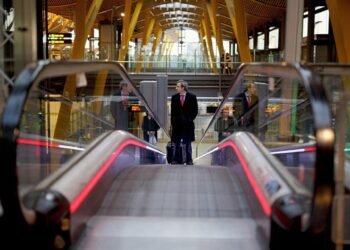 Archivo - Pasajero en el aeropuerto de Barajas PABLO BLAZQUEZ DOMINGUEZ - Archivo