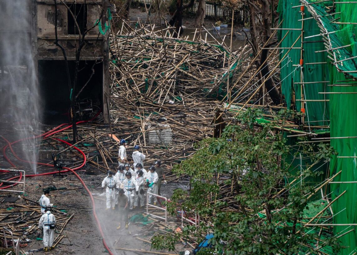La Policía de Hong Kong recupera a una víctima mortal del incendio en los apartamentos Wang FukEuropa Press/Contacto/Vernon Yuen