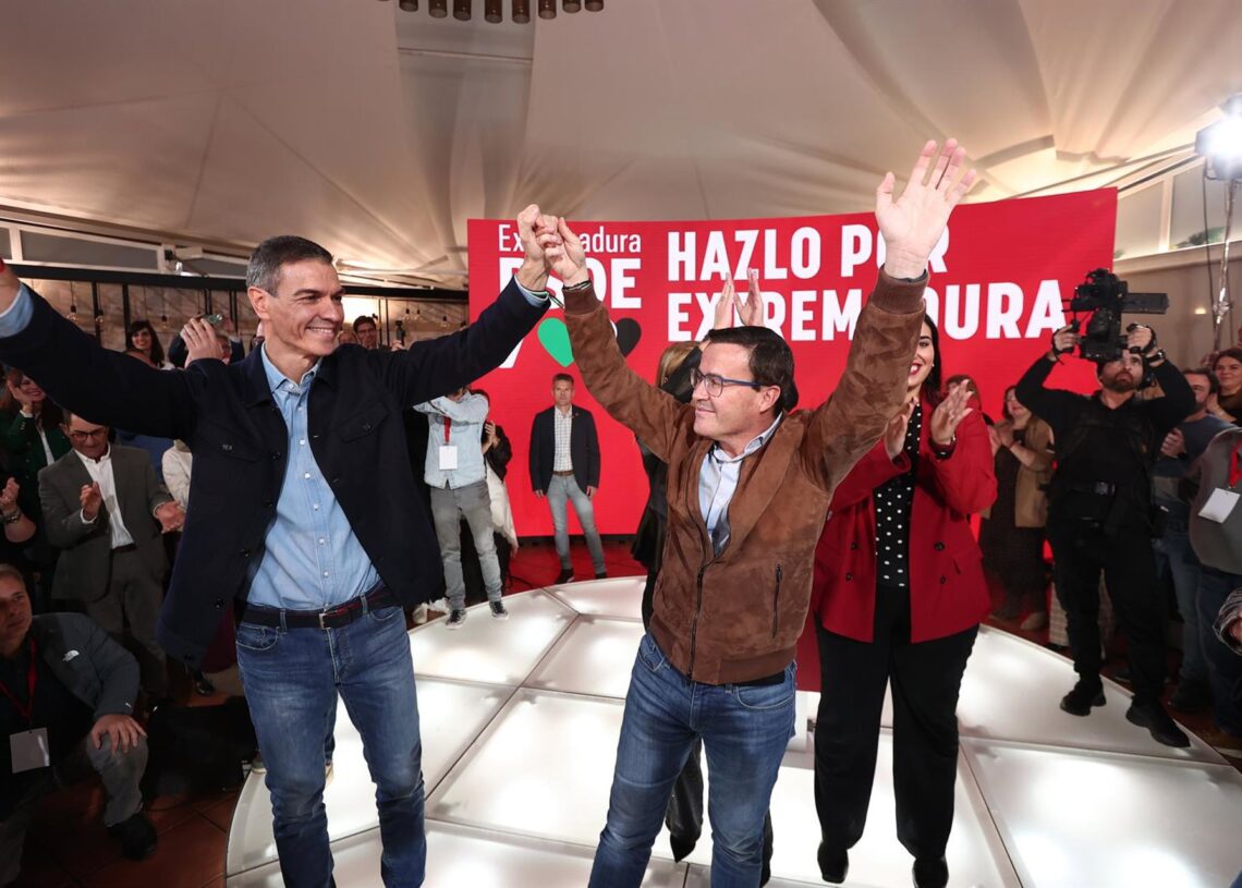 El secretario general del PSOE y presidente del Gobierno, Pedro Sánchez (i) y el secretario general del PSOE de Extremadura y candidato a la Presidencia de la Junta, Miguel Ángel Gallardo (d), durante un acto en MéridaJorge Armestar - Europa Press