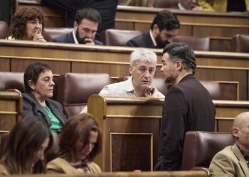 El portavoz de ERC en el Congreso, Gabriel Rufián (d), conversa con la portavoz de EH Bildu en el Congreso, Mertxe Aizpurua, y el diputado Oskar Matute durante una sesión plenaria en el Congreso de los Diputados, a 13 de noviembre de 2025, en Madrid (EspaJesús Hellín - Europa Press
