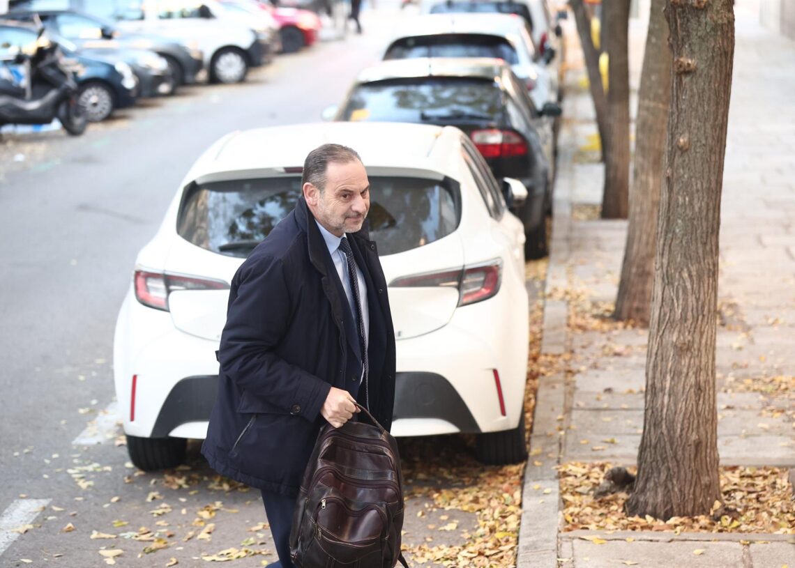El exministro José Luis Abalos a su llegada al Tribunal Supremo, a 27 de noviembre de 2025, en Madrid (España). El magistrado del Tribunal Supremo, Leopoldo Puente, ha citado al exministro José Luis Ábalos y al exasesor Koldo García a comparecer hoy para Eduardo Parra - Europa Press