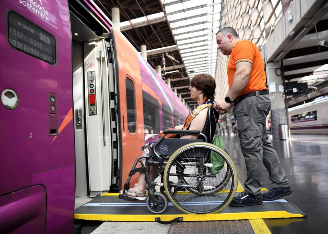 Archivo - Un asistente de Adif Acerca ayuda al embarque de una persona en un trenADIF - Archivo