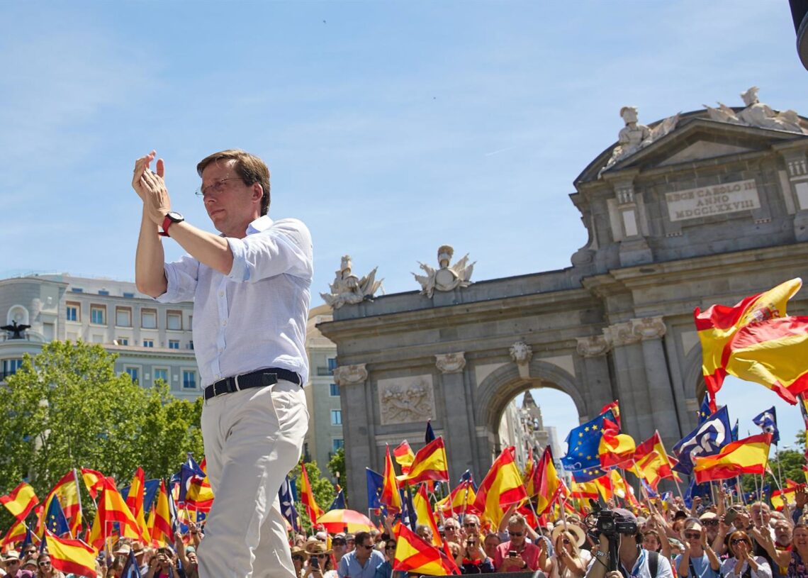 Archivo - El alcalde de Madrid, José Luis Martínez-Almeida, durante una manifestación del PP, en la Puerta de Alcalá, a 26 de mayo de 2024, en Madrid (España). Jesús Hellín - Europa Press - Archivo