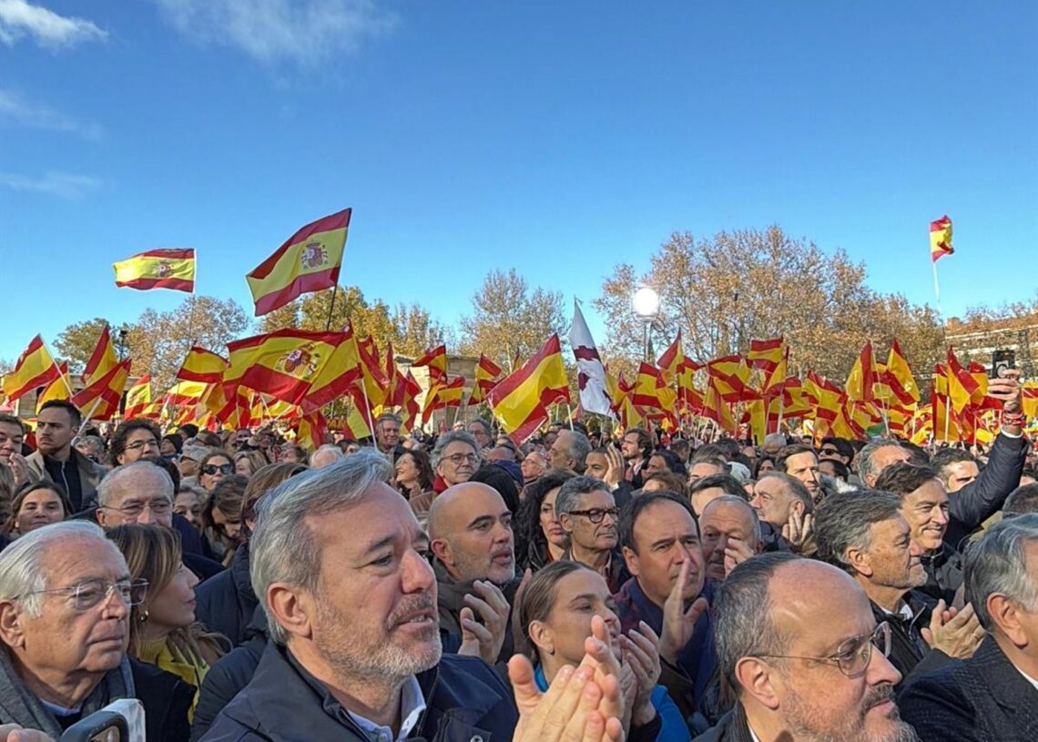El presidente del Gobierno de Aragón, Jorge Azcón, junto al íder del PP en Cataluña, Alejandro Fernández en la concentración  en el Templo de Debod de Madrid contra la corrupción y para reclamar la convocatoria de elecciones anticipadas.PP ARAGÓN
