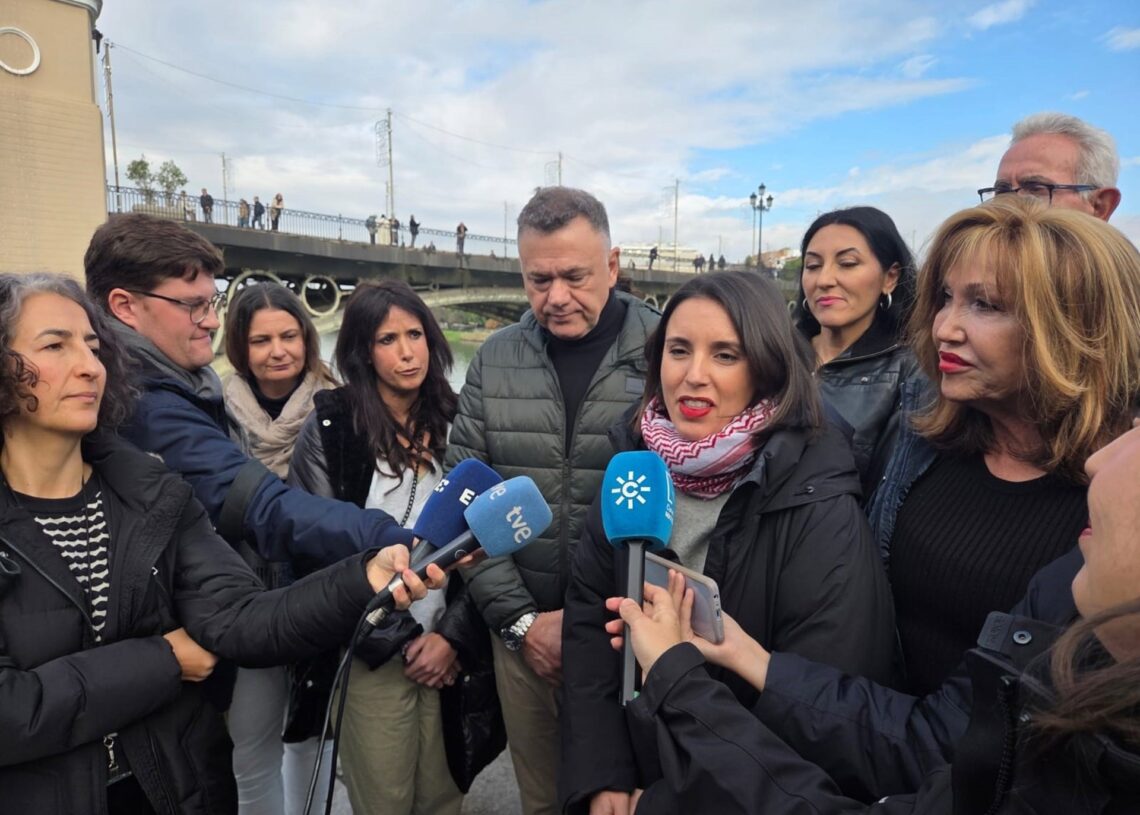 La secretaria política de Podemos y eurodiputada, Irene Montero, este domingo en declaraciones en Sevilla donde ha asistido a una concentración de la Plataforma 4D.PODEMOS ANDALUCÍA