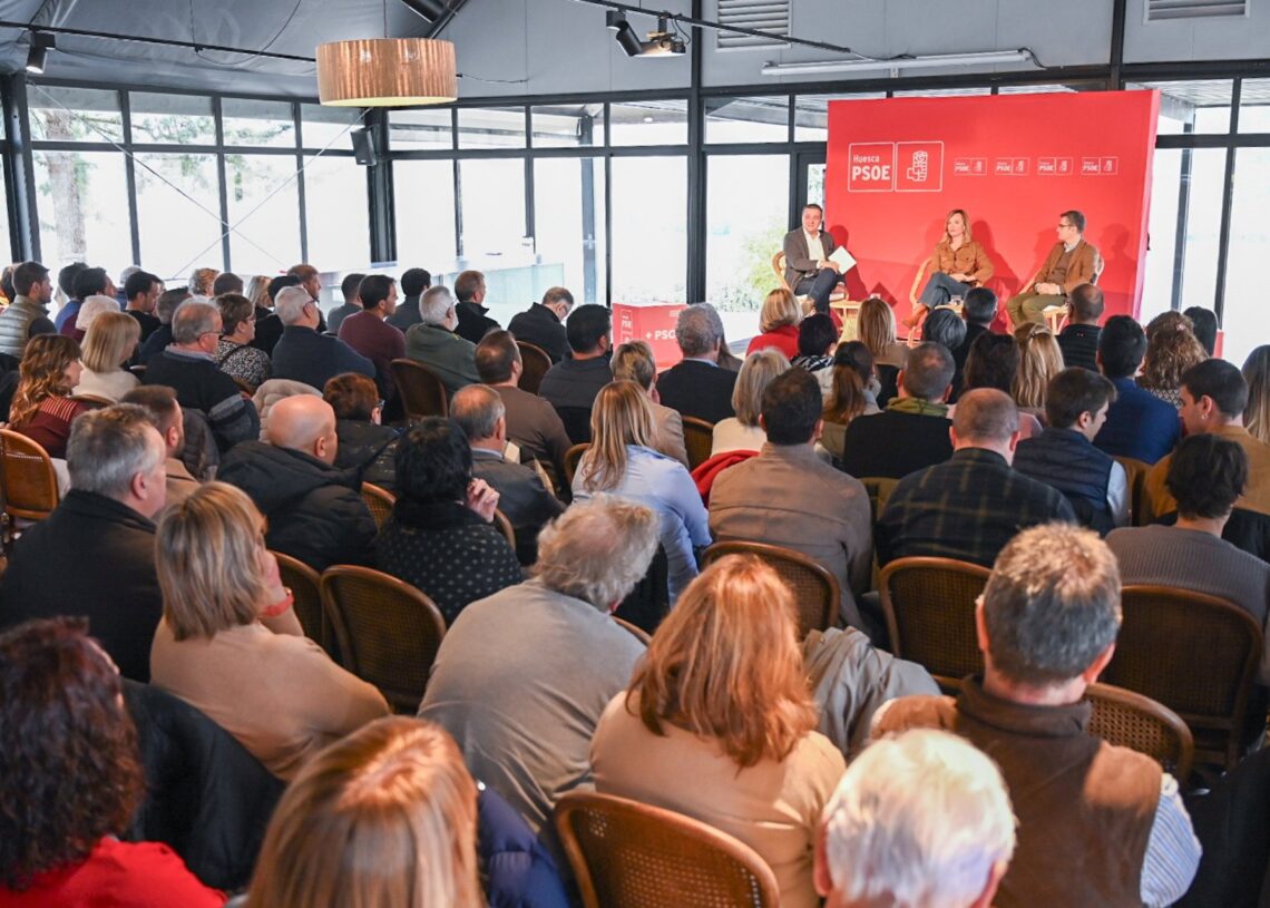 La secretaria general del PSOE Aragón, Pilar Alegría, en la clausura de unas jornadas del PSOE altoaragonés junto al ministro Félix Bolaños y al secretario general de los socialistas altoaragoneses, Fernando Sabés.JOSÉ D. VALERO CABREJAS