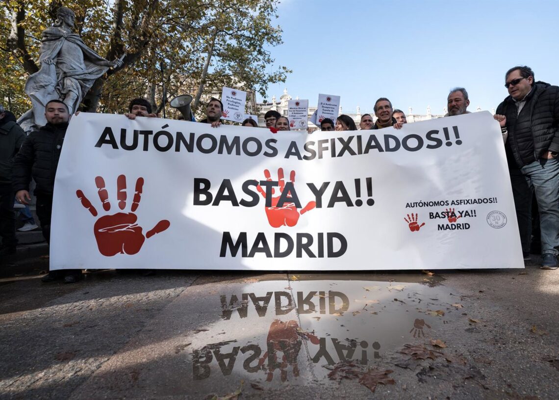 Manifestantes portan pancarta con lema 'Autónomos asfixiados!! Basta ya!! Madrid' durante la manifestación de autónomos convocados por la Plataforma por la Dignidad de los Autónomos, a 30 de noviembre de 2025, en Madrid (España). Diego Radamés - Europa Press