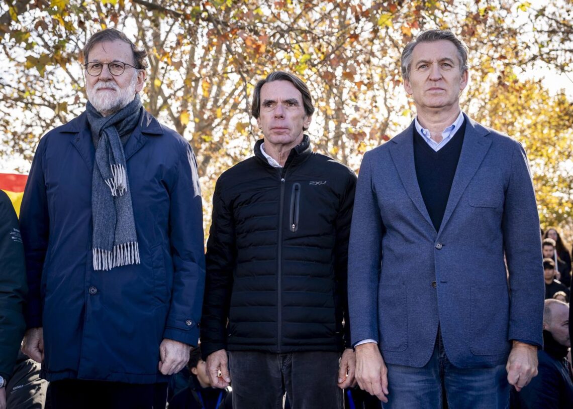 (I-D) El expresidente del Gobierno, Mariano Rajoy, el expresidente del Gobierno, José María Aznar, el presidente del Partido Popular, Alberto Núñez Feijóo, durante la concentración contra la corrupción del Gobierno convocada por el PP, en el Templo de DebA. Pérez Meca - Europa Press