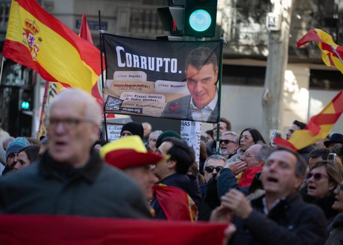Manifestantes portan una pancarta con el lema 'Pedro Sánchez corrupto' durante una concentración contra la corrupción convocada por organización juvenil Revuelta, frente a la sede nacional del PSOE, a 30 de noviembre de 2025, en Madrid (España). Revuelta Fernando Sánchez - Europa Press