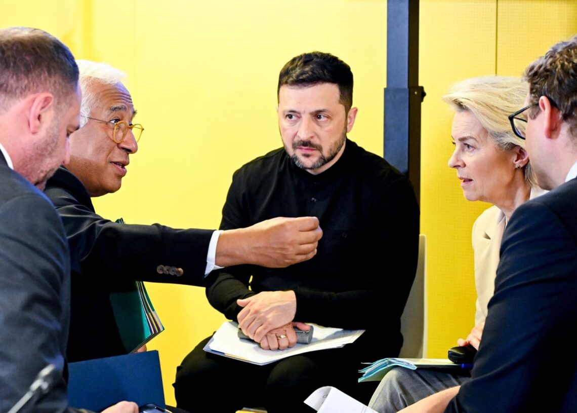 Archivo - El presidente del Consejo, Antonio Costa, junto al presidente ucraniano, Volodimir Zelenski, y la presidenta de la Comisión Europea, Ursula von der Leyen, en una conferncia sobre la reconstrucción de Ucrania.SIERAKOWSKI FREDERIC // EUROPEAN COUNCIL - Archivo