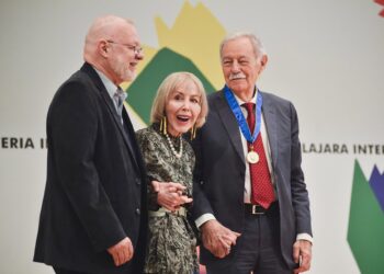 El presidente de la FIL José Trinidad Padilla López, SIlvia Lemus y Eduardo MendozaALEJANDRO ACOSTA/AYUNTAMIENTO DE BARCELONA
