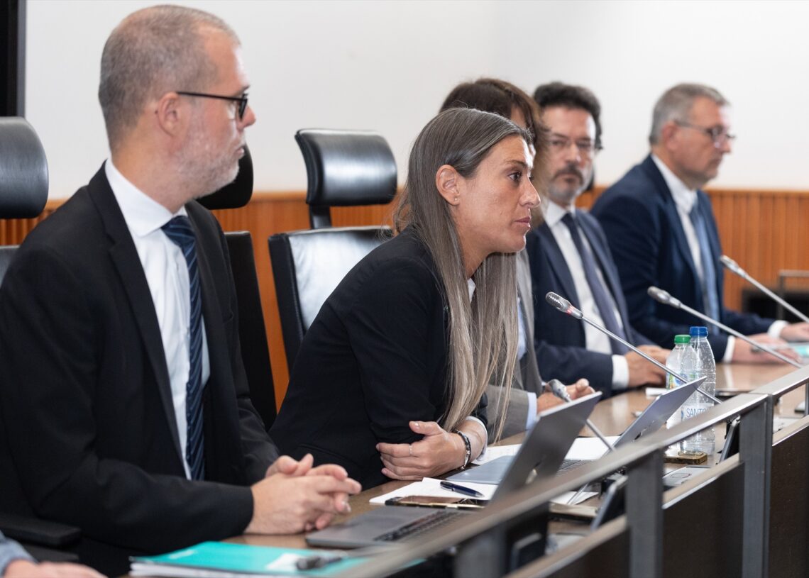 La portavoz de Junts en el Congreso, Miriam Nogueras (c), durante rueda de prensa para valorar la legislatura, en el Congreso de los Diputados, a 6 de noviembre de 2025, en Madrid (España). Nogueras ha formalizado este jueves la ruptura con el Gobierno que anunció la pasada semana y lo ha hecho anunciando enmiendas a la totalidad de todas las leyes que presente el Ejecutivo, su voto en contra en las que ya están en tramitación y su negativa a apoyar unos hipotéticos Presupuestos para 2026.
Eduardo Parra / Europa Press
06/11/2025