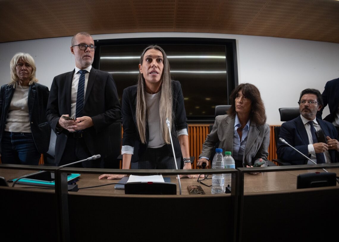 La portavoz de Junts en el Congreso, Miriam Nogueras (c), durante rueda de prensa para valorar la legislatura, en el Congreso de los Diputados, a 6 de noviembre de 2025, en Madrid (España). Nogueras ha formalizado este jueves la ruptura con el Gobierno que anunció la pasada semana y lo ha hecho anunciando enmiendas a la totalidad de todas las leyes que presente el Ejecutivo, su voto en contra en las que ya están en tramitación y su negativa a apoyar unos hipotéticos Presupuestos para 2026.
Eduardo Parra / Europa Press
06/11/2025