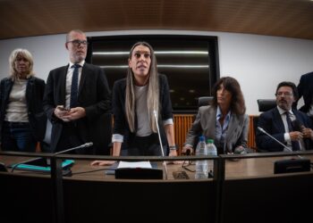 La portavoz de Junts en el Congreso, Miriam Nogueras (c), durante rueda de prensa para valorar la legislatura, en el Congreso de los Diputados, a 6 de noviembre de 2025, en Madrid (España). Nogueras ha formalizado este jueves la ruptura con el Gobierno que anunció la pasada semana y lo ha hecho anunciando enmiendas a la totalidad de todas las leyes que presente el Ejecutivo, su voto en contra en las que ya están en tramitación y su negativa a apoyar unos hipotéticos Presupuestos para 2026.
Eduardo Parra / Europa Press
06/11/2025