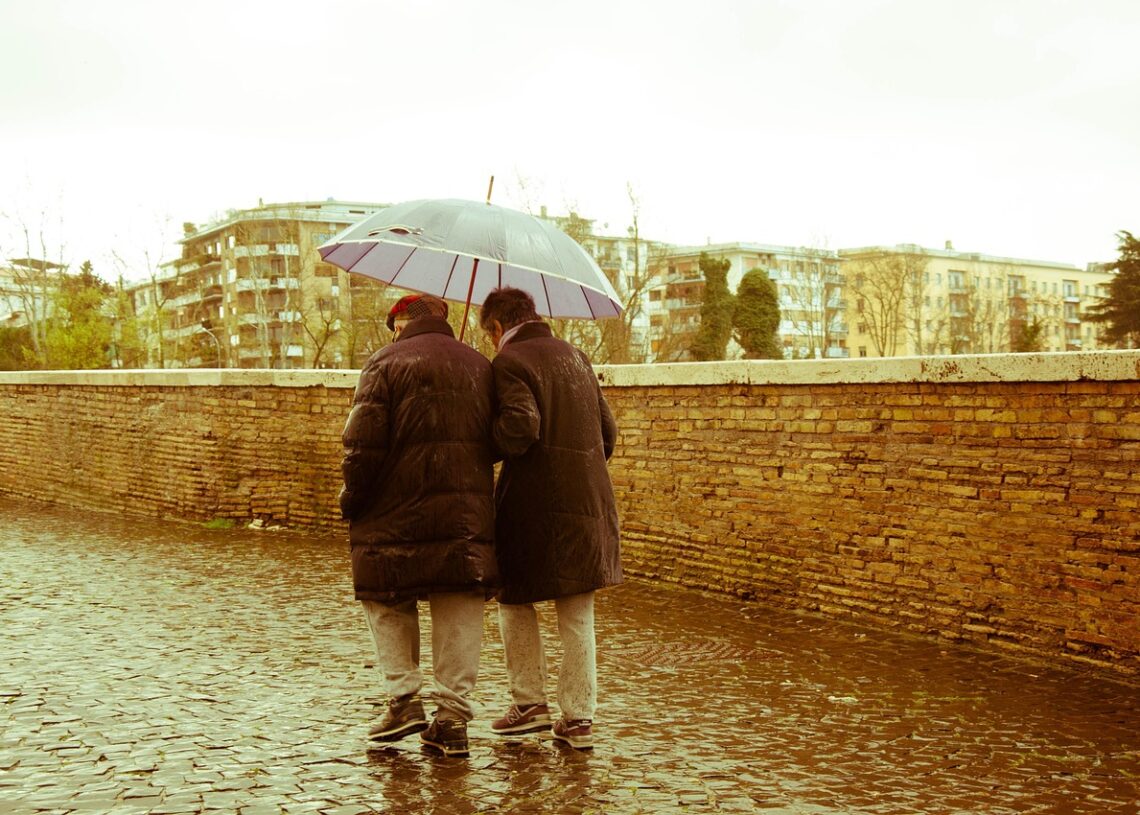 Dos personas mayores paseando. Pixabay