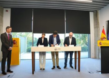 Firma del acuerdo para el incremento salarial de los funcionarios entre el Gobierno y los sindicatos. Ministerio para la Transformación Digital y de la Función Pública.