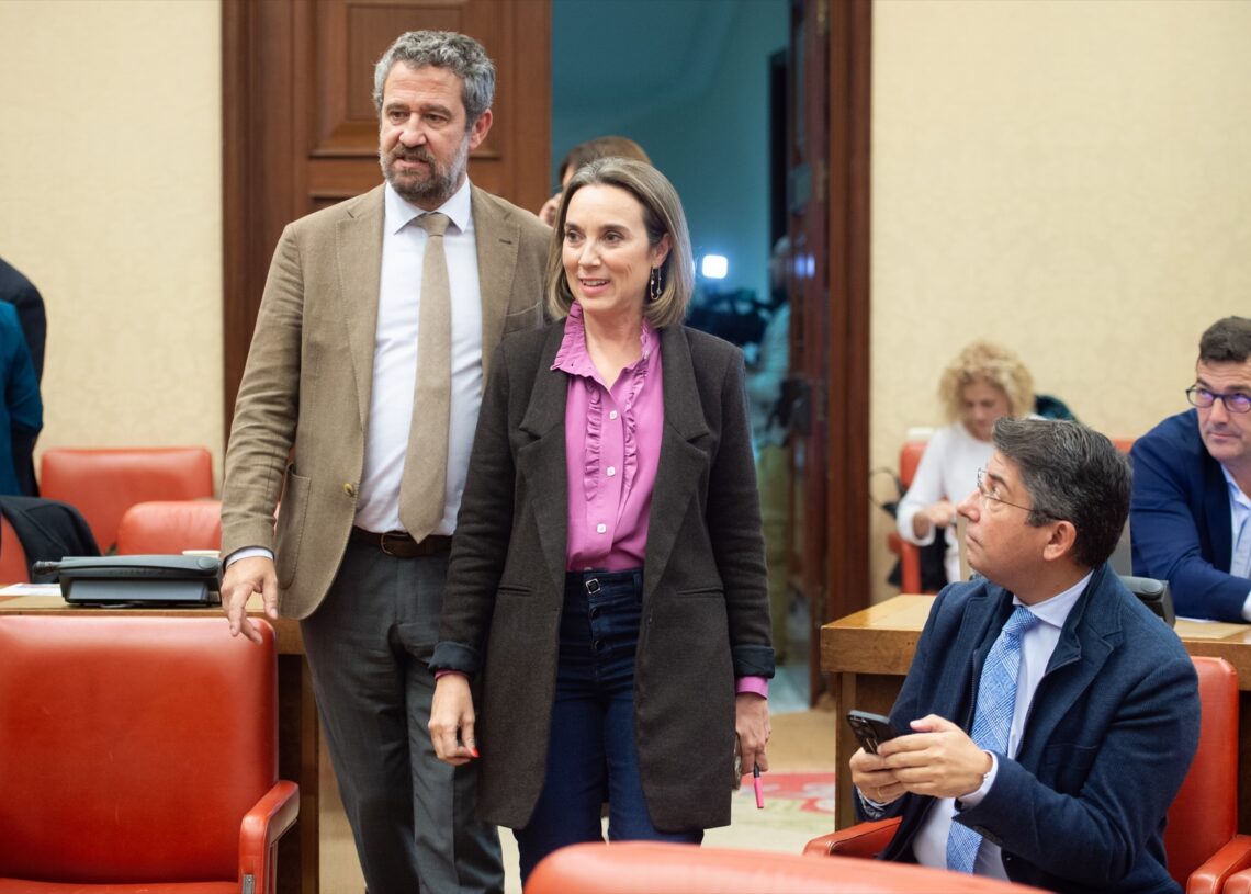 Jaime de Olano acompaña a Cuca Gamarra a su llegada a unas jornadas parlamentarias organizadas por el Grupo Popular en noviembre de 2023 | Gustavo Valiente / Europa Press