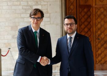 El presidente de la Generalitat de Cataluña, Salvador Illa (i) y el expresidente de la Generalitat Pere Aragonès (d). Kike Rincón/Europa Press.