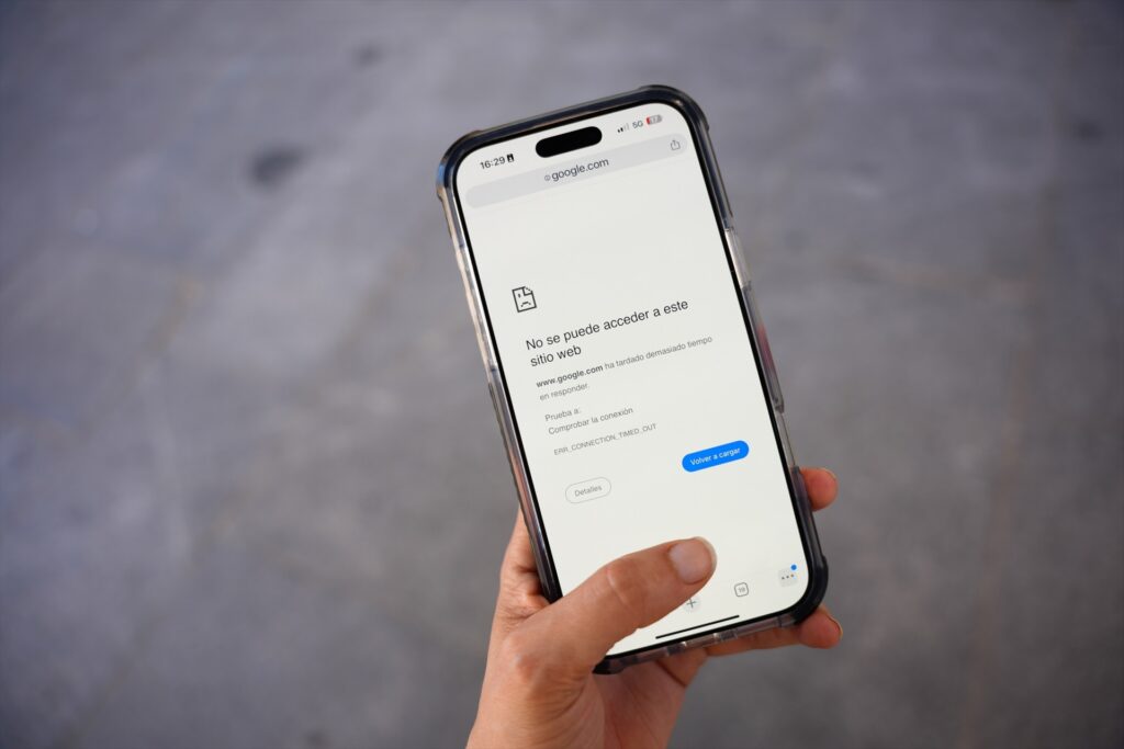 Un teléfono móvil sin señal durante el apagón de red eléctrica | María José López (Europa Press).