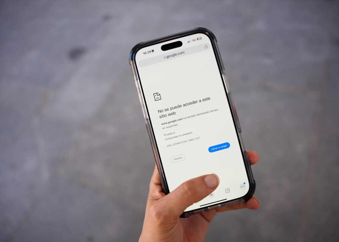 Un teléfono móvil sin señal durante el apagón de red eléctrica | María José López (Europa Press).