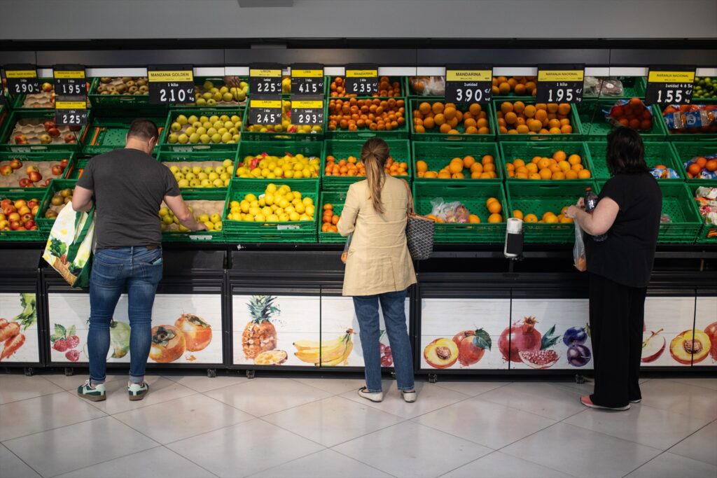 Imagen de archivo de varias personas comprando en el supermercado. | Alejando Martínez (Europa Press).