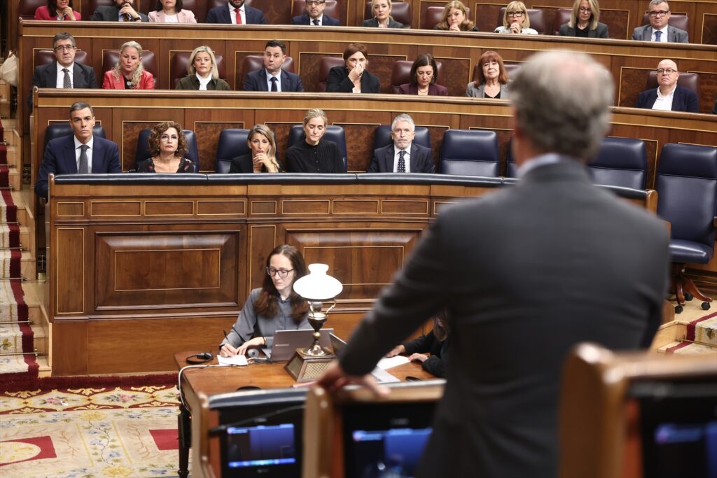 Imagen de archivo del presidente del Gobierno, Pedro Sánchez, siendo preguntado en una sesión de control por el líder del PP, Alberto Núñez Feijóo | Eduardo Parra (Europa Press).