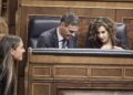 (Foto de ARCHIVO)
El presidente del Gobierno, Pedro Sánchez, y la vicepresidenta de Hacienda, María Jesús Montero, durante una sesión plenaria en el Congreso de los Diputados, a 13 de noviembre de 2025, en Madrid | Jesús Hellín / Europa Press