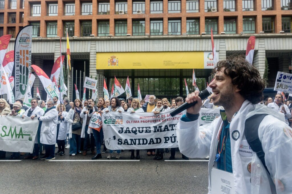 Manifestación ‘Todos unidos por un objetivo común: el estatuto propio’, en el Ministerio de Sanidad, el pasado 15 de noviembre de 2025, convocada por la CESM y el SMA. Ricardo Rubio/Europa Press.