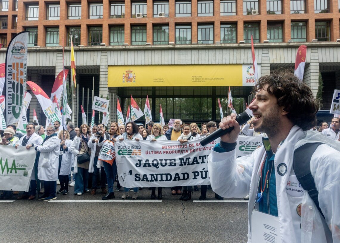 Manifestación ‘Todos unidos por un objetivo común: el estatuto propio’, en el Ministerio de Sanidad, el pasado 15 de noviembre de 2025, convocada por la CESM y el SMA. Ricardo Rubio/Europa Press.