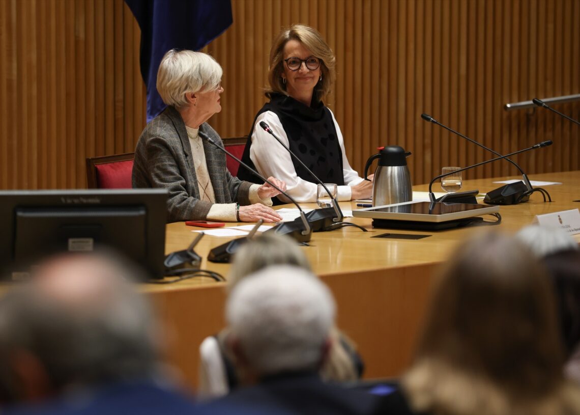 La secretaria segunda del Congreso, Isaura Leal, y la presidenta de la Comisión de seguimiento y evaluación del Pacto de Toledo, Mercè Perea, durante la celebración de la Jornada 'El Pacto de Toledo y la solidaridad intergeneracional como garantía de futuro del sistema de protección social', a 2 de diciembre de 2025, en Madrid | Alejandro Martínez Vélez / Europa Press