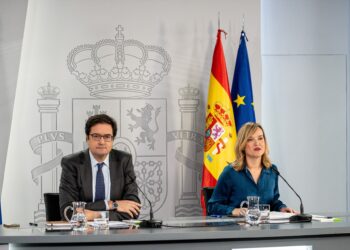 El ministro de Transformación Digital y Función Pública, Óscar López, y la ministra de Educación, Formación Profesional y Deportes y portavoz del Gobierno, Pilar Alegría, durante una rueda de prensa tras el Consejo de Ministros, en el Complejo de la Moncloa, a 2 de diciembre de 2025, en Madrid (España). El Gobierno ha aprobado un real decreto para "facilitar y flexibilizar" las inversiones de los entes locales y ayuntamientos, una medida pactada con Junts.

Gabriel Luengas / Europa Press
02/12/2025