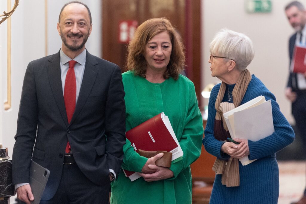 (I-D) El vicepresidente de la Mesa del Congreso, Alfonso Rodríguez de Celis, la presidenta de la mesa del Congreso, Francina Armengol y la secretaria segunda de la Mesa del Congreso, Isaura Leal Fernández, a su llegada a la reunión de la Mesa del Congreso de los Diputados | Eduardo Parra (Europa Press)
