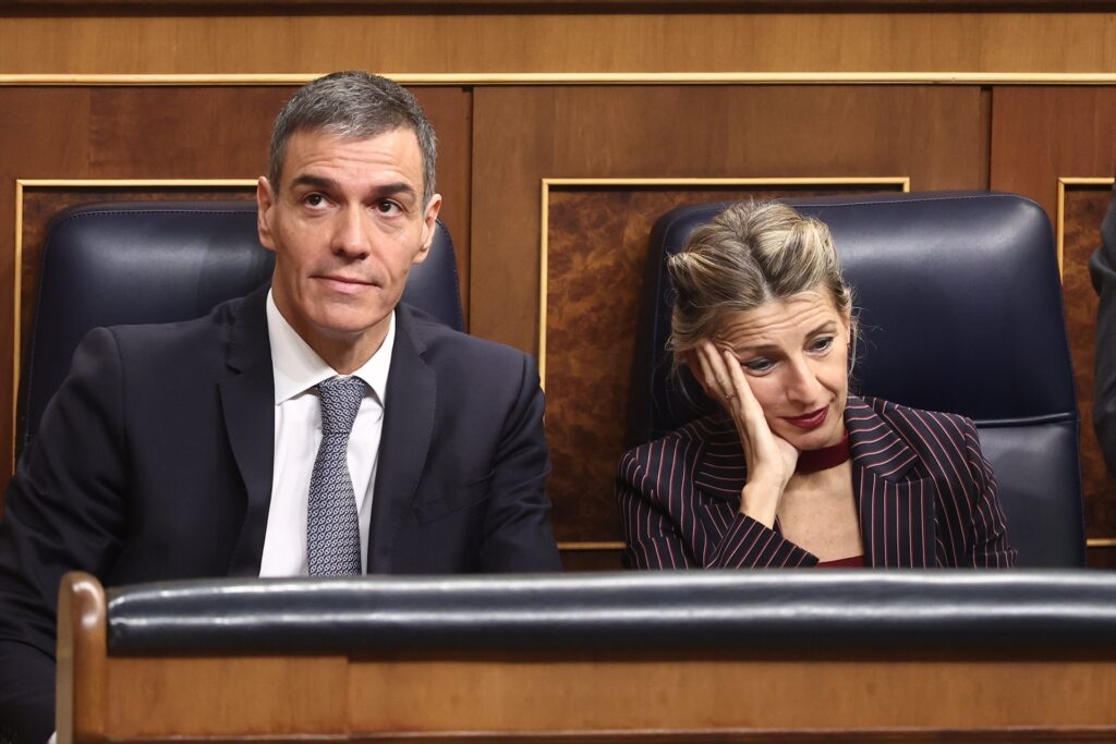 El presidente del Gobierno, Pedro Sánchez, y la vicepresidenta segunda y ministra de Trabajo y Economía Social, Yolanda Díaz, durante una sesión de control al Gobierno | Eduardo Parrra (Europa Press).