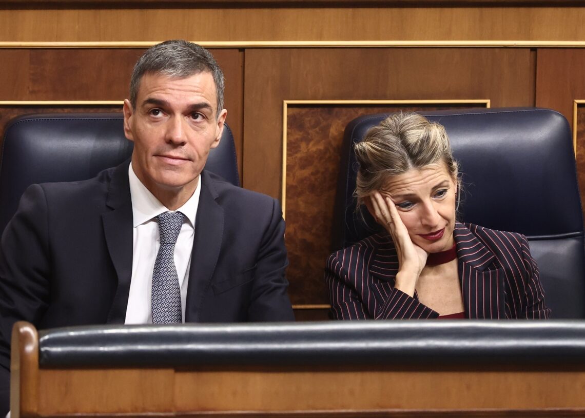 El presidente del Gobierno, Pedro Sánchez, y la vicepresidenta segunda y ministra de Trabajo y Economía Social, Yolanda Díaz, durante una sesión de control al Gobierno | Eduardo Parrra (Europa Press).