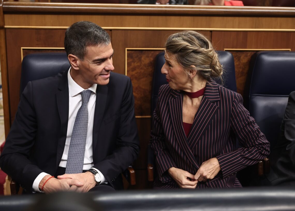 El presidente del Gobierno, Pedro Sánchez, y la vicepresidenta segunda y ministra e Trabajo y Economía Social, Yolanda Díaz, durante una sesión de control al Gobierno, en el Congreso de los Diputados, a 10 de diciembre de 2025, en Madrid (España).
Eduardo Parra / Europa Press
10/12/2025