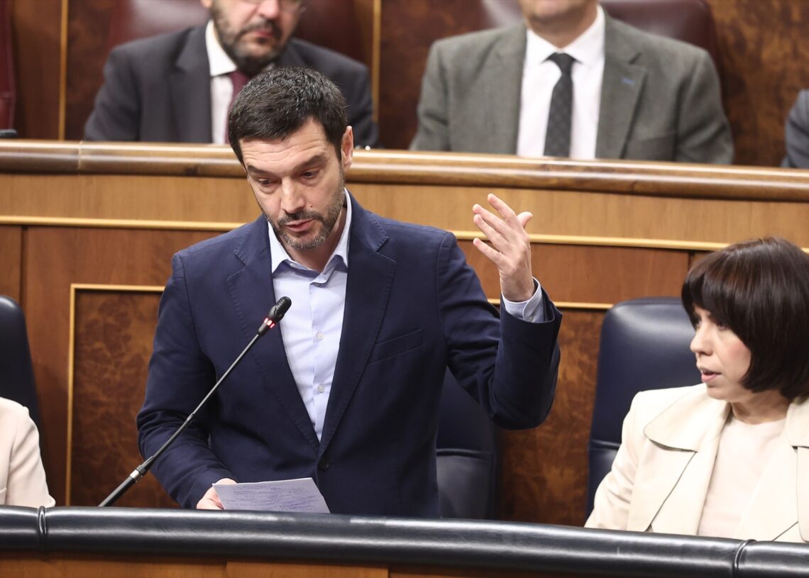 El ministro de Derechos Sociales, Consumo y Agenda 2030, Pablo Bustinduy, durante una sesión de control al Gobierno, en el Congreso de los Diputados | Eduardo Parra (Europa Press).
