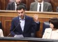 El ministro de Derechos Sociales, Consumo y Agenda 2030, Pablo Bustinduy, durante una sesión de control al Gobierno, en el Congreso de los Diputados | Eduardo Parra (Europa Press).