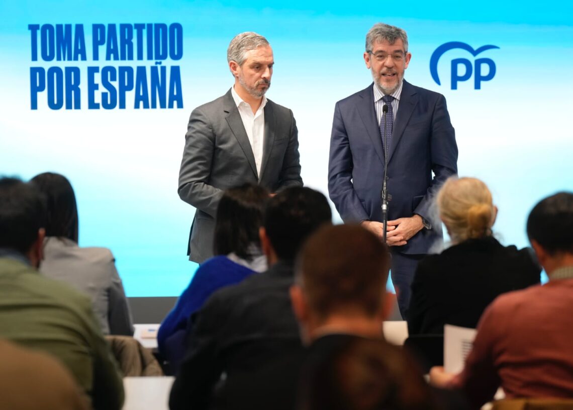 El vicesecretario de Hacienda, Vivienda e Infraestructuras del Partido Popular, Juan Bravo y  el vicesecretario de Economía y Desarrollo Sostenible, Alberto Nadal, en un encuentro informativo sobre el Plan de Recuperación, en la sede del partido en Madrid, a 12 de diciembre de 2025 | PARTIDO POPULAR