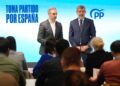 El vicesecretario de Hacienda, Vivienda e Infraestructuras del Partido Popular, Juan Bravo y el vicesecretario de Economía y Desarrollo Sostenible, Alberto Nadal, en un encuentro informativo sobre el Plan de Recuperación, en la sede del partido en Madrid, a 12 de diciembre de 2025 | PARTIDO POPULAR