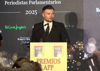 Gabriel Rufián (ERC) tras recibir el premio a "azote de la oposición" | APP