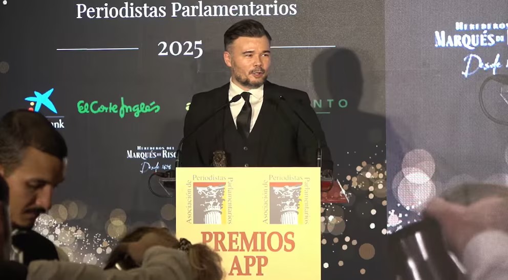 Gabriel Rufián (ERC) tras recibir el premio a "azote de la oposición" | APP