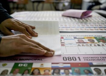 Archivo - Un funcionario electoral prepara las papeletas para los votantes en HondurasEuropa Press/Contacto/Camilo Freedman - Archivo