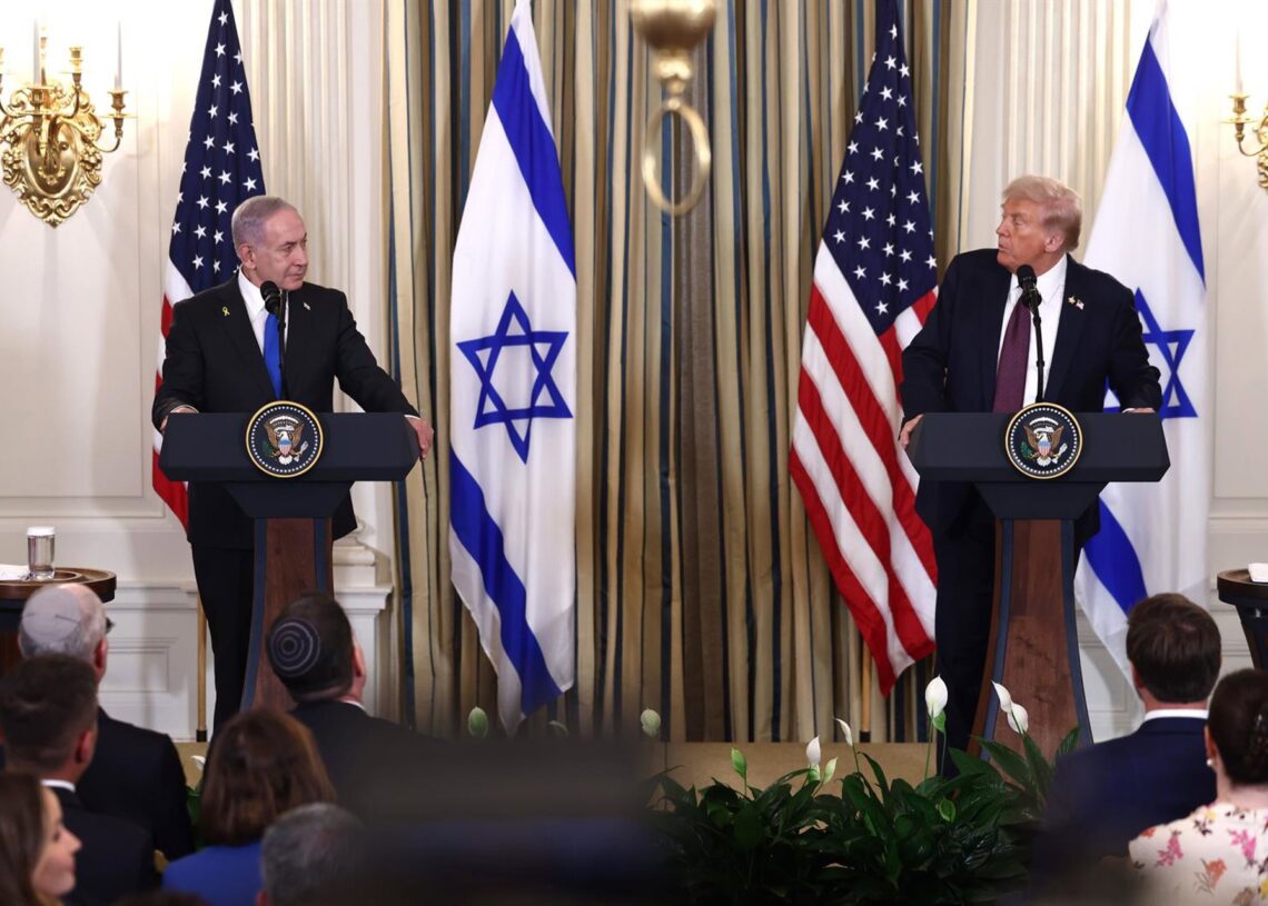 Archivo - El presidente de Estados Unidos, Donald Trump, y el primer ministro de Israel, Benjamin Netanyahu, en una rueda de prensa en la Casa Blanca.  HRW ha criticado las sanciones de EEUU contra el TPI tras la orden de arresto de éste contra Netanyahu.Europa Press/Contacto/Jim LoScalzo - Pool via CNP