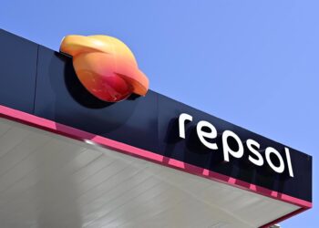 Archivo - Nuevo logo en la Estación de servicio Belenenses (Portugal) de RepsolREPSOL - Archivo