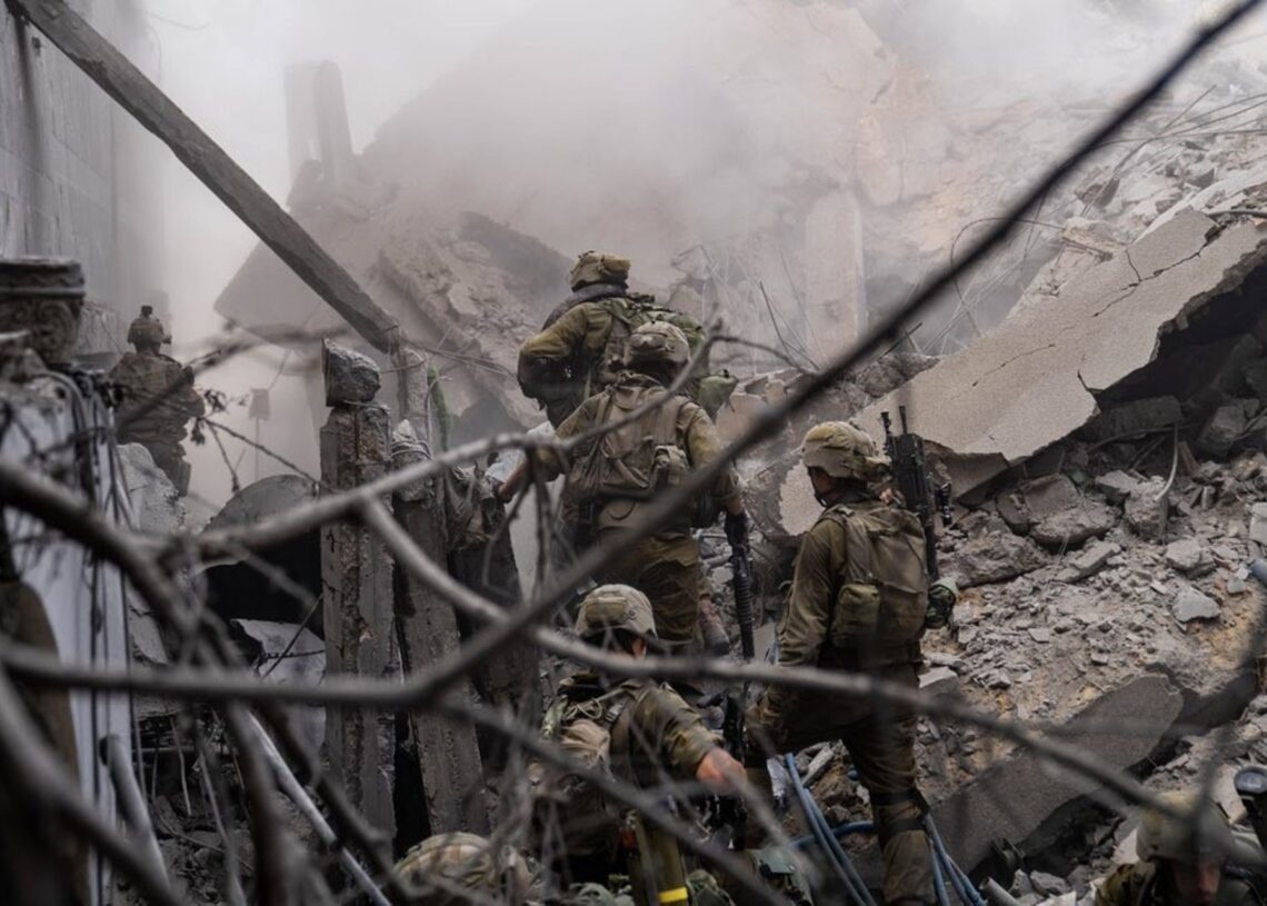 Archivo - Militares israelíes en las ruinas de un edificio de la Franja de GazaFUERZAS DE DEFENSA DE ISRAEL - Archivo