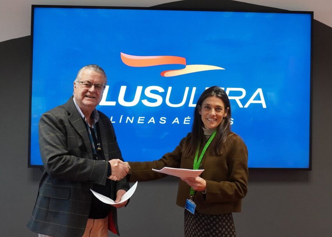 El presidente de Plus Ultra Líneas Aéreas, Julio Martínez Sola, y la presidenta de Sitcpla, Laura Gil, durante la firma del convenio de tripulantes de cabinaPLUS ULTRA