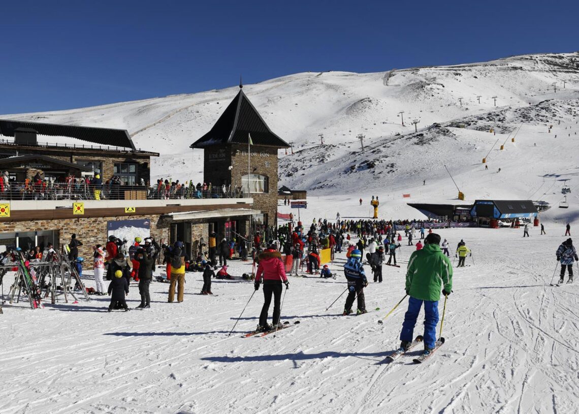 Archivo - Ambiente en la estación de Sierra Nevada durante el Puente de la Constitución, a 6 de diciembre de 2021 en Granada (Andalucía, España).Álex Cámara - Europa Press - Archivo