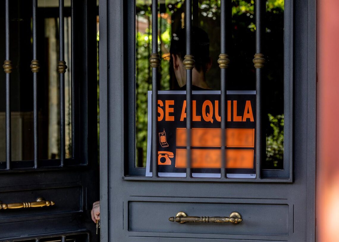 Archivo - Un cartel que anuncia que se alquila una vivienda, en Madrid (España). Ricardo Rubio - Europa Press - Archivo